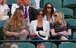 梅根王妃今年與朋友一起現身溫布頓球場，卻因為穿著「不合宜」而受批判。（路透）