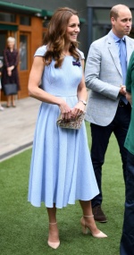 凱特王妃一身淺藍色連身洋裝來自英倫品牌Emilia Wickstead。（路透）
