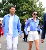 超模Kendall Jenner與好友Fai Khadra同樣以同色系穿搭現身球場。（截自Polo Ralph Lauren Twitter）