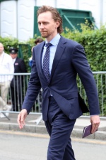 「洛基」Tom Hiddleston湯姆希德斯頓一身深藍色合身西裝現身溫布頓球場。（截自Polo Ralph Lauren Twitter）