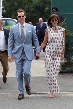 「奇異博士」Benedict Cumberbatch班尼迪克康柏拜區與妻子Sophie Hunter一起現身球場。（截自twitter）