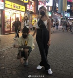 小賈與辣模妻日本街頭合影放閃！路人竟渾然不知身旁有大明星