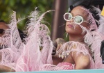 蕾哈娜「粉紅羽毛裝」超驚人！網爆笑留言：點播《燃燒吧火鳥》
