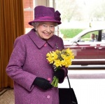 英女王蘇格蘭度假中，隨身小包包裡竟然沒有「這個」？