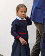夏綠蒂小公主上學了！與「學長」喬治小王子一起進校門萌翻