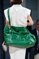 米蘭時裝週》受夠小包包？配件新天王Bottega Veneta巨包超吸睛