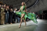 米蘭時裝週》翹臀珍J.Lo深V高衩壓軸謝幕！Versace秀上重現20年前超狂造型