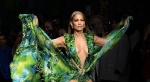 米蘭時裝週》翹臀珍J.Lo深V高衩壓軸謝幕！Versace秀上重現20年前超狂造型