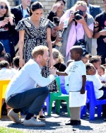 梅根王妃出訪非洲致敬黛妃經典瞬間！首日行程卻不見小王子阿奇？