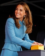 凱特王妃被發現舊衣穿 4 次！這件過季「王妃款外套」意外翻紅