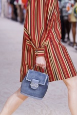 巴黎時裝週》楊丞琳率性褲裝比拚迪麗熱巴下身失蹤！Louis Vuitton重返美好年代