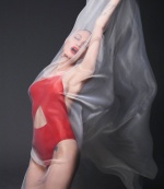 安潔莉娜裘莉全裸登封面！自揭離婚內幕：我被困在美國