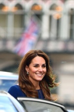 凱特、梅根王妃同穿皇室藍撞衫了！妯娌大戰心機焦點全在「這個小地方」