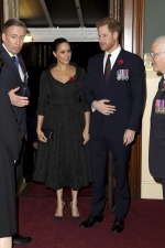 英國妯娌開戰了？凱特王妃端出「皇室藍」較勁梅根叛逆低胸裝