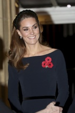 英國妯娌開戰了？凱特王妃端出「皇室藍」較勁梅根叛逆低胸裝
