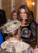 凱特王妃的黑色蕾絲禮服幾乎「全透視」！加碼背部挖空引暴動
