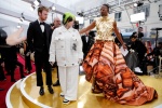 奧斯卡紅毯主持人最搶戲！超浮誇造型靈感「來自凱特王妃」？