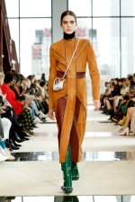 紐約時裝週》迷你包過時了？Longchamp摺疊包推「巨霸」尺寸超吸睛