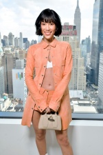 紐約時裝週》迷你包過時了？Longchamp摺疊包推「巨霸」尺寸超吸睛