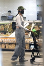 小丑女沒口罩超市囤貨「這樣做」！網友：這是要去搶劫嗎？
