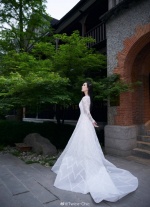 劉詩詩結婚五年重披「夢幻白紗」！網驚艷：美到在發光⋯