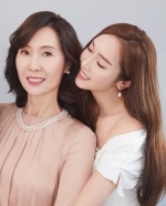 韓女神Jessica首曬與媽媽合照！網友驚呼：一家人都太美了