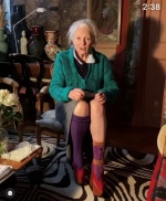79 歲「龐克教母」秀居家防疫穿搭！下半身「絲襪單穿」好害羞