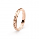 Van Cleef & Arpels Tendrement Signature 玫瑰金結婚戒指，約NTD30,400。