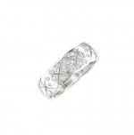 CHANEL COCO CRUSH 小型款戒指，18K 白金，鑲嵌31顆明亮式切割鑽石，NTD145,000。