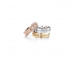 Tiffany T Two 系列戒指（上至下：18K 玫瑰金鋪鑲鑽石戒指，NTD244,000、18K 白金鑲鑽戒指，NTD104,000、18K 金鑲鑽戒指，NTD104,000）。