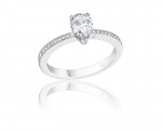 Chopard 婚戒系列，鉑金鑲嵌梨形切割 0.7 克拉鑽石戒指，價格店洽。