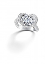 Chopard 婚戒系列，18K　白金材質戒指，鑲嵌 1 顆總重 10.02 克拉鑽石主石，與總重 3.31 克拉白鑽，價格店洽。