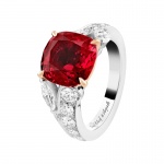 Van Cleef & Arpels Jasmin 單顆鑽石戒指，鉑金、玫瑰金、圓形及馬眼形切割鑽石、一顆 5.02 克拉枕形切割紅寶石，價格店洽。