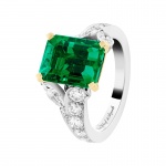 Van Cleef & Arpels Jasmin 單顆鑽石戒指，鉑金，黃K金，圓形及馬眼形切割鑽石，一顆 4.22 克拉的祖母綠式切割祖母綠，價格店洽。