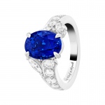 Van Cleef & Arpels Jasmin 單顆鑽石戒指，鉑金，圓形及馬眼形切割鑽石，一顆 4.55 克拉的橢圓形切割藍寶石，價格店洽。