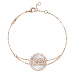 FRED Chance Infinie 玫瑰金手鍊，飾以鑲嵌鑽石及珍珠貝母的幸運鍊墜，NTD135,300。