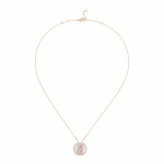 FRED Chance Infinie 玫瑰金項鍊，飾以鑲嵌鑽石及珍珠貝母的幸運鍊墜，NTD142,200。