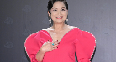 金馬62》薑還是老的辣！楊貴媚出招好大膽 薄紗露腿瞬間減齡15歲