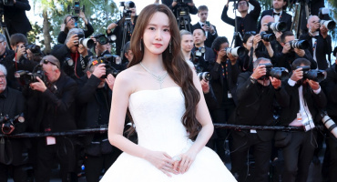 潤娥披白紗登坎城紅毯甜美模樣美成仙女！頸間綠色珠寶清新到發光