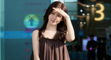 K-POP「權威美顏」曹薇娟機場曬辣腿太犯規！千元級鞋包撐出萬元精品感