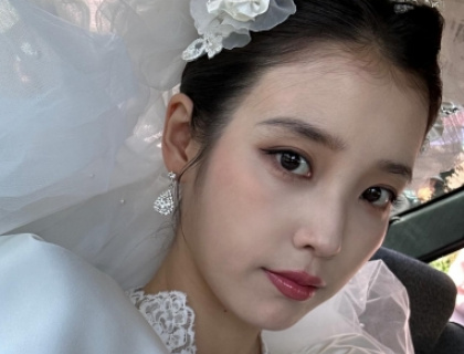 IU《苦盡柑來》穿婚紗抱「小金明們」場面溫馨！蓬袖嫁衣竟跟黛妃是同款