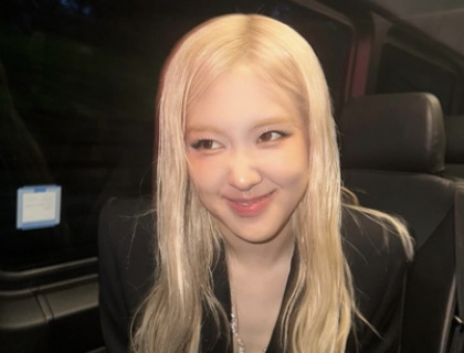 Rosé Met Gala私密花絮照曝！後台與一男人親暱勾肩讓粉絲好羨慕