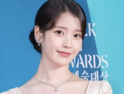 IU紅色花瓣撒全身美翻天！少了朴寶劍組CP 和李俊昊尷尬互動全被拍