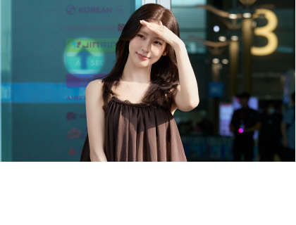 K-POP「權威美顏」曹薇娟機場曬辣腿太犯規！千元級鞋包撐出萬元精品感