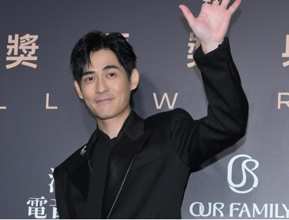 金鐘61》周渝民黑西裝藏時尚巧思！緞面翻領搭「長飄帶」熟男氣場全開
