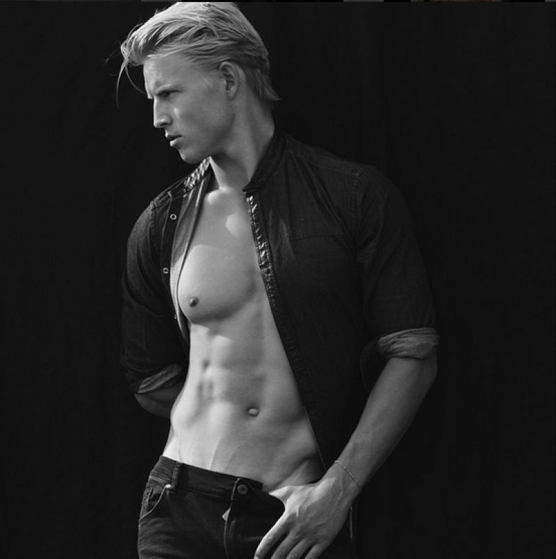 Thor Bulow靠舉重練出現條分明的胸肌和手臂。（擷取自Instagram）