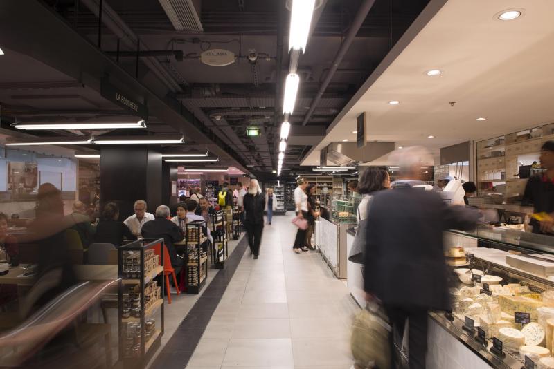 拉法葉擁有號稱巴黎最大、佔地超過3,500平方公尺的美食超市，緊鄰的波爾多葡萄酒專屬酒窖更蒐羅超過1,200款價約4.9歐元起的波爾多地區特選酒。（Galeries Lafayette Haussmann提供）