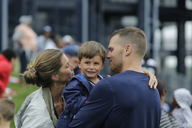 Gisele和丈夫Tom Brady曬恩愛！（美聯社）