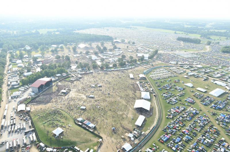 佔地遼闊的Bonnaroo音樂節，主要包括帳棚區（Tent）、舞台區（Stage）、噴水池（Fountain）、各式特色小店、瑜伽練習的Planet Roo。