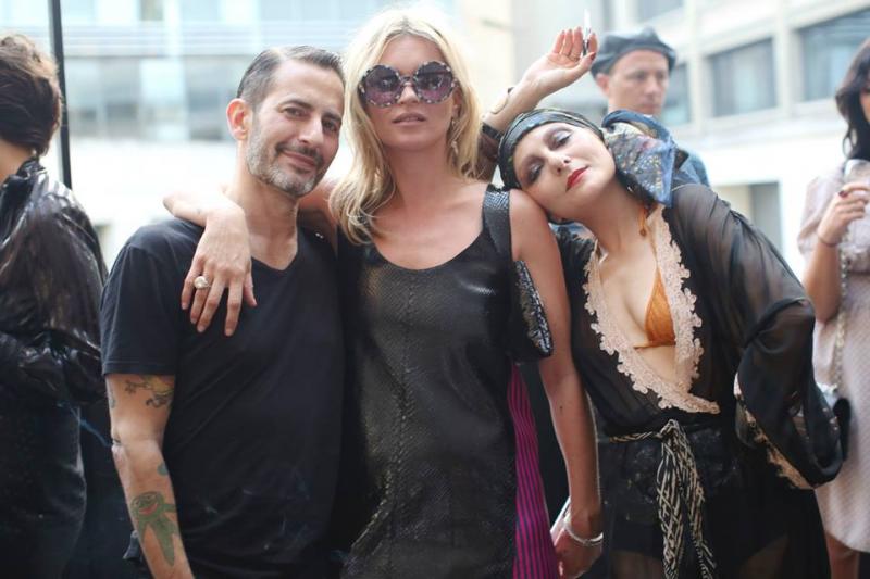 （左起）Marc Jacobs、凱特‧摩絲（Kate Moss）、Catherine Baba。